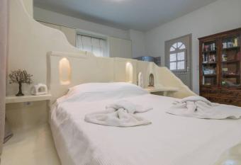 Debbie s Apartments has Balcony rooms