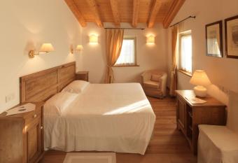 Villa Toderini has rooms with a private hot tub