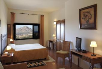 Hotel Baglio Santacroce has rooms with a private hot tub