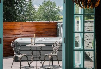 Stable End Hot Tub Stunning Cottage, Double Shower, Copper Bath and Original Beams allows 18 year olds to book a room