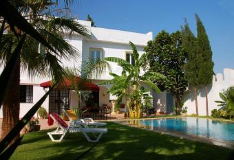 Massimo e Tiziana allows 18 year olds to book a room