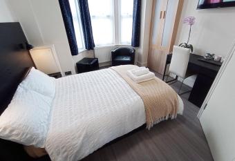 The Little Studio- Self contained one bed studio flat allows 18 year olds to book a room