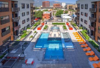 Colorado Springs Luxurious Unit with Mountain View has rooms with a private hot tub