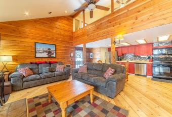 292 - Pet-Friendly Mammoth Condo Pool Spa has Balcony rooms