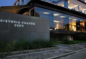 Victoria Palace Hotel allows 18 year olds to book a room