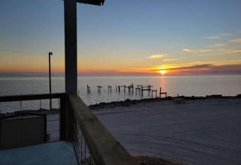 Artsy Beach Cottage has Balcony rooms