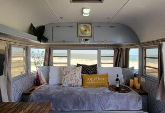 Maggie At The Beach - Waterfront Retro Retreat allows 18 year olds to book a room