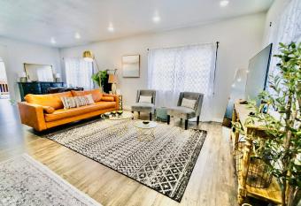 Downtown Vintage Modern Home Pnw Wineries allows 18 year olds to book a room