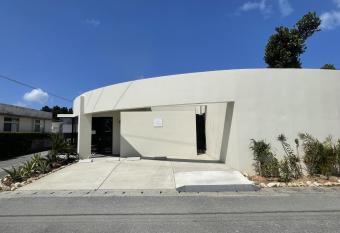 villa LIFE INDAH sumuide allows 18 year olds to book a room