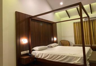 Santhosh Ayurvidhana Resort has rooms with a private hot tub