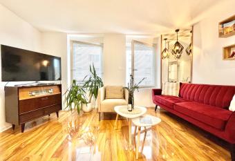 LE ROSACKER - Appartement 2 chambres - 2 salles d eau - Terrasse bois - Stationnement gratuit 2 places en enfilade - Centre Ville has Balcony rooms