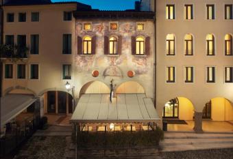 Hotel Canon d Oro allows 18 year olds to book a room