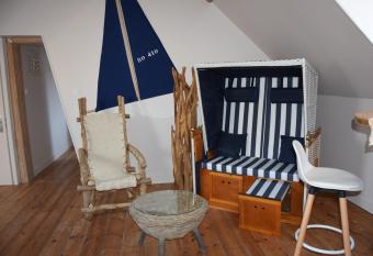 Ces jours en baie allows 18 year olds to book a room