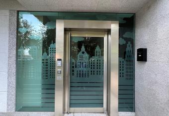 HOSPEDAJE CORREDOR DE HENARES allows 18 year olds to book a room