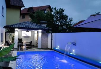 Apartman Kiss has Balcony rooms