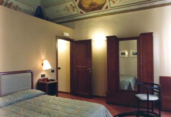 Hotel Palazzo Bocci has rooms with a private hot tub