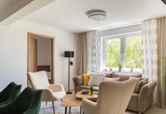 Sinus Pr  mium Aparthotel Si  fok allows 18 year olds to book a room