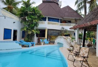 KIVULI VILLAS has Balcony rooms