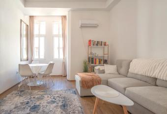 Supreme Luxury Top Central 1 Bedroom Apartment has Balcony rooms