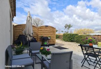 MAS GABELYS au pied de la Sainte Victoire, jardin, terrasse, piscine allows 18 year olds to book a room