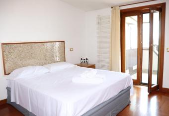 Mary Home 4 a pochi passi dalla Reggia di Caserta has Balcony rooms