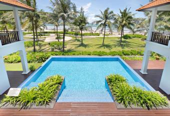 Resort Villa Beach Private City Da Nang has rooms with a private hot tub