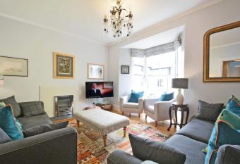 High House - An elegant Grade II listed house, one minute   s walk yards from the seafront and charming beach has Balcony rooms