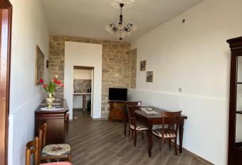 La Dimora di Eloisa allows 18 year olds to book a room