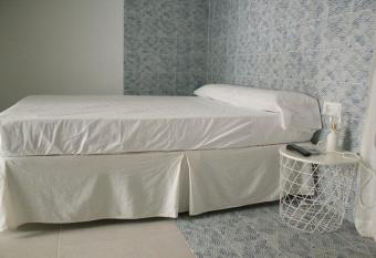 ESTUDIO BOCINEGRO allows 18 year olds to book a room