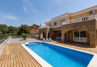 Villallop has Smoking/Balcony rooms