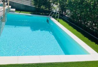 Luxury apartment con piscina privata allows 18 year olds to book a room
