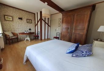 Le Pressoir de Marsac allows 18 year olds to book a room