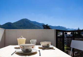 Appartement proche Lac et commerces allows 18 year olds to book a room