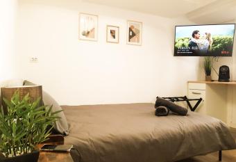 Beau-Mellaise-Coeur de Niort-calme-Wifi-Netflix allows 18 year olds to book a room