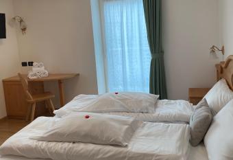 Garn   Villa Elsa allows 18 year olds to book a room