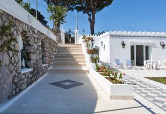 Villa Raffaella has Balcony rooms