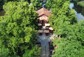 Penzion Restaurace Ostrov allows 18 year olds to book a room