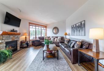 #425 - Condo Balcony Overlooks Mammoth Village Steps to Gondola, Spa, Pool, Game Room at White Mountain Lodge has Balcony rooms