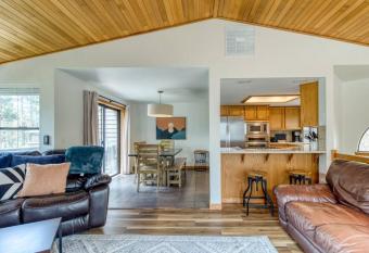 Freshly Renovated Sunriver Home has Balcony rooms