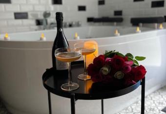 V  nus Love Room Jacuzzi en toute intimit   allows 18 year olds to book a room