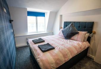 Apartment Chinatown 303 allows 18 year olds to book a room