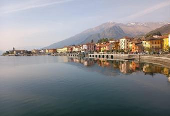 Oikos Dafne allows 18 year olds to book a room