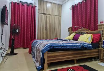 En-suite cosy room with Superfast Wifi and 24hr Electricity allows 18 year olds to book a room