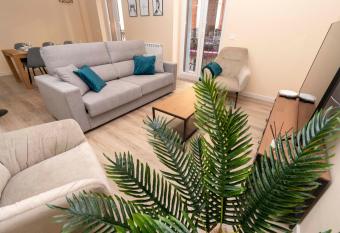 Espectacular piso en casco hist  rico-plaza Don Gutierre has Balcony rooms