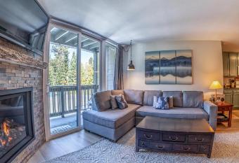 502-Intimate Getaway Close to Canyon Lodge has Balcony rooms