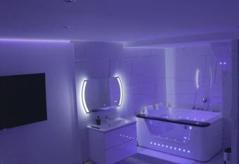 O   temps pour soi   Baln  oth  rapie et chromot  rapie, King Size,parking allows 18 year olds to book a room