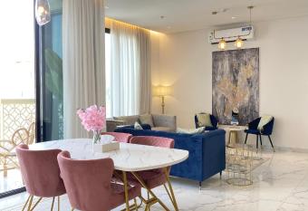 Spacious new 2 bedroom Apt-in amazing location B6 has rooms with a private hot tub