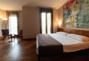 HOTEL QUERINI Budget & Business Hotel Sandrigo allows 18 year olds to book a room