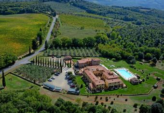 Hotel & Restaurant Casolare Le Terre Rosse allows 18 year olds to book a room