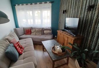 Le lounge allows 18 year olds to book a room